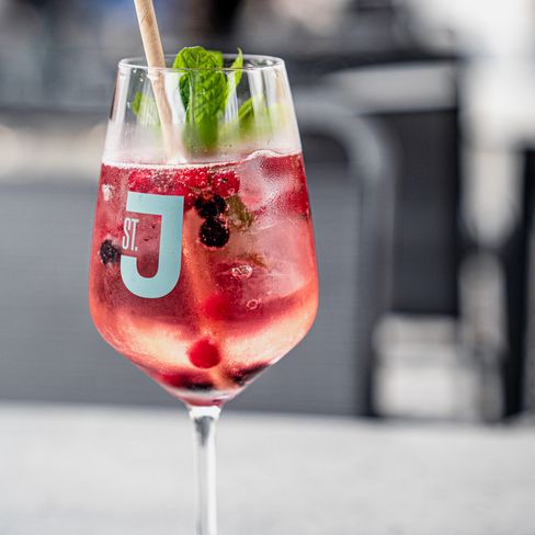 Erfrischend, sommerlicher Cocktail mit roten Beeren